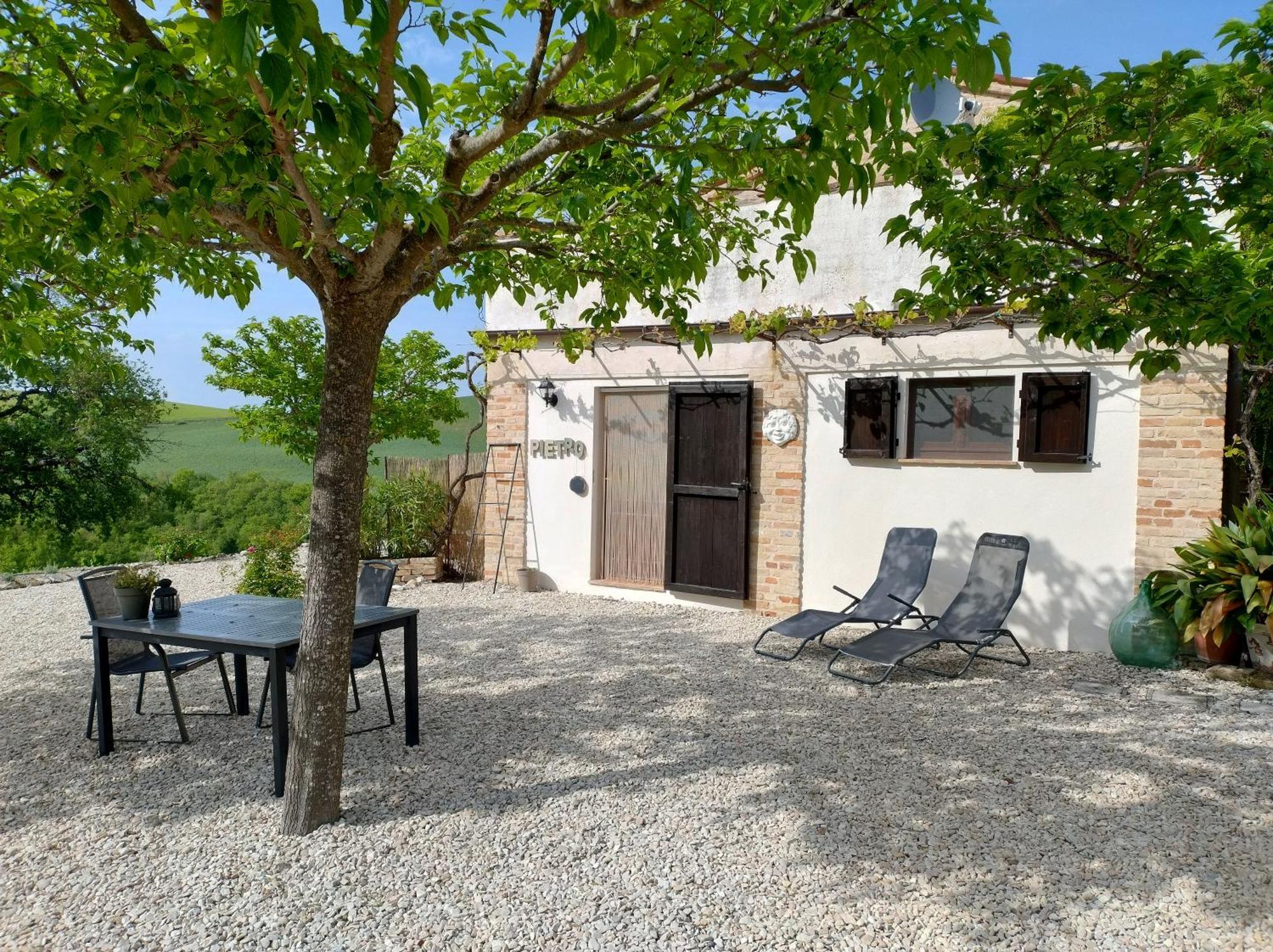 Rosa Nel Pozzo Apartments And B&B San Pietro  Екстер'єр фото